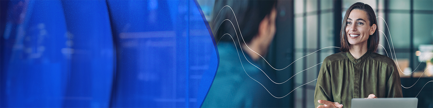 Due colleghi che discutono in un moderno ufficio