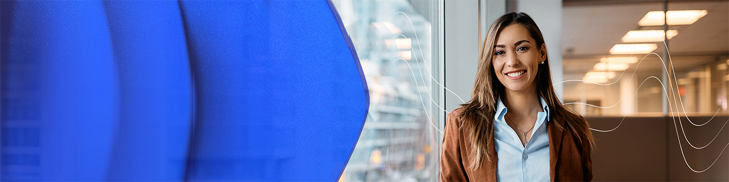 Una donna professionista in piedi in un moderno ambiente d'ufficio con vista sulla città sullo sfondo