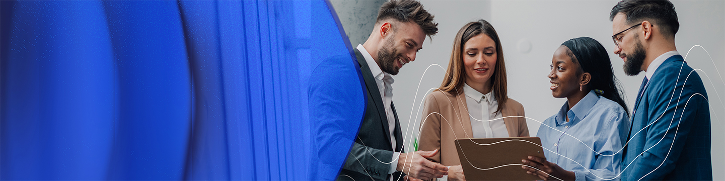 Gruppo di colleghi che esaminano insieme un documento in un moderno ufficio