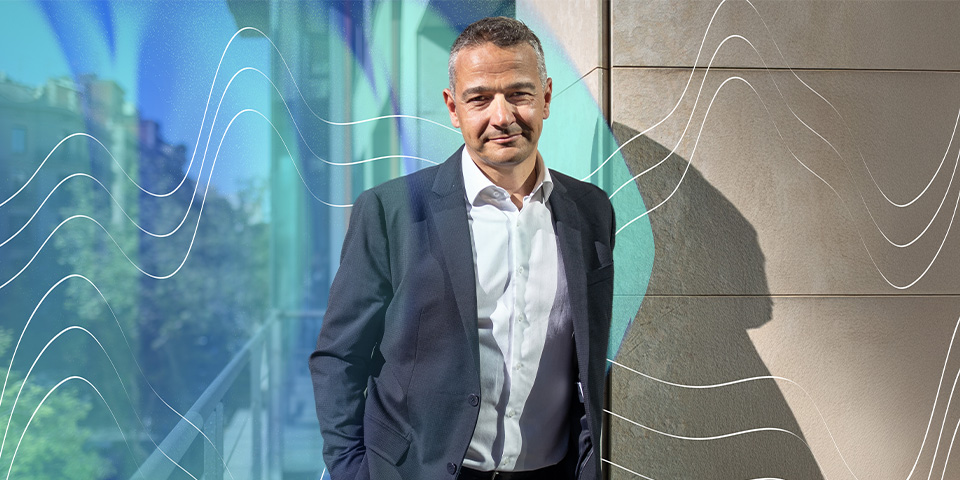 L'amministratore delegato di Hays Italia in piedi all'aperto in abiti da lavoro davanti alla facciata di un edificio moderno